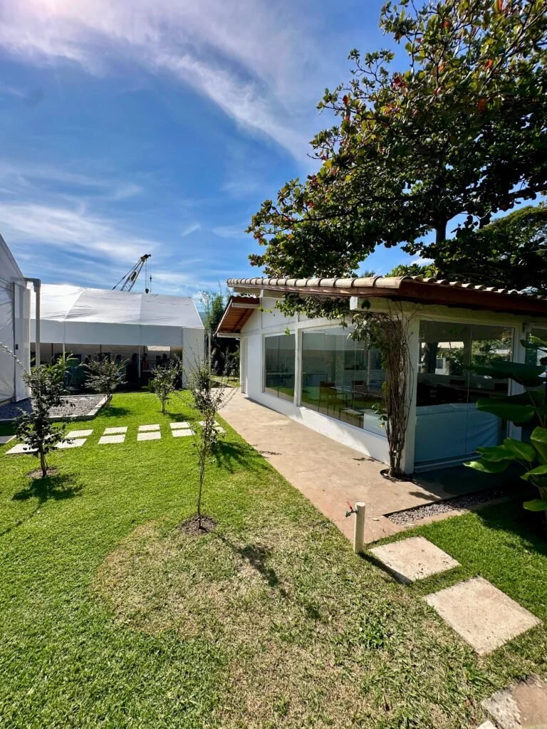 Área externa da ECOREEF, com jardim e estruturas de cultivo